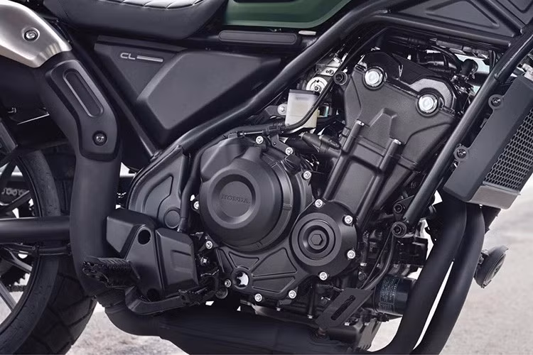 Honda CL Street 2025 sử dụng khối động cơ hai xi-lanh song song (Parallel-twin) với dung tích 471 phân khối, làm mát bằng dung dịch, công suất 45 mã lực tại 8.500 vòng/phút và mô-men xoắn cực đại 43.3 Nm tại 6.000 vòng/phút. Hộp số là loại côn tay 6 cấp, mang đến trải nghiệm lái thú vị cho người sử dụng.
