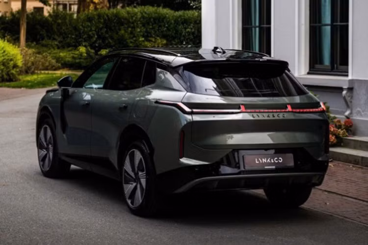 Lynk &amp; Co 08 được định vị ở phân khúc SUV hạng D, hướng tới nhóm khách hàng tìm kiếm một mẫu xe năng động, sang trọng và thân thiện với môi trường. Xe dự kiến được phân phối với hai phiên bản, cùng giá bán tạm tính từ 1,4 - 1,5 tỷ đồng.