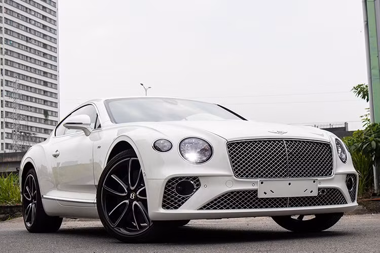 Ngoài chiếc Bentley Continental GT V8 siêu sang này, Trấn Thành cũng đang sở hữu chiếc Rolls-Royce Ghost thế hệ thứ 2 có giá không dưới 35 tỷ đồng, đặt mua qua đại lý chính hãng.