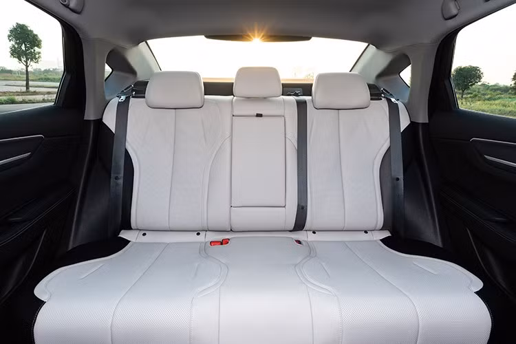 BYD SEAL 5 được trang bị công nghệ DM-i Super Hybrid, nền tảng kết hợp giữa động cơ xăng Xiaoyun 1.5L và mô-tơ điện hiệu năng cao với tốc độ vòng quay tối đa 16.000 vòng/phút. Xe đạt công suất 209 mã lực và mô-men xoắn 300 Nm, cho phép tăng tốc 0-100 km/h chỉ trong 7,5 giây.