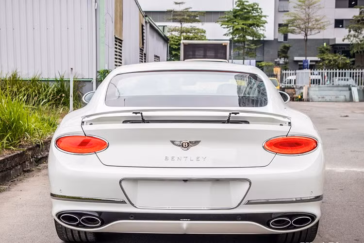 Bên dưới nắp ca-pô chiếc Bentley Continental GT V8 là động cơ V8 tăng áp kép, dung tích 4.0L, sản sinh công suất tối đa 542 mã lực và mô-men xoắn cực đại 770 Nm. Đi kèm với động cơ này là hộp số 8 cấp ly hợp kép PDK, dẫn động 4 bánh toàn thời gian. Xe có khả năng tăng tốc 0-100 km/h trong 4 giây trước khi đạt tốc độ tối đa 318 km/h.