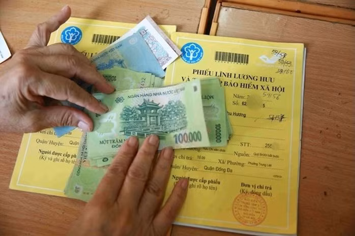 Người dân nhận lương hưu, trợ cấp BHXH tại điểm chi trả. Ảnh: Hải Nguyễn