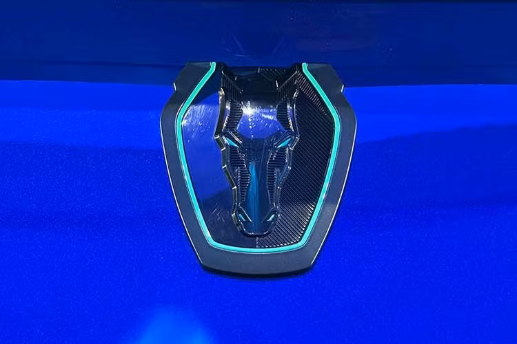 Đáng chú ý, Ford cho biết Mustang Dark Horse SC được phát triển song song với Mustang GTD và mẫu xe đua Mustang GT3. Điều này giúp hãng có thể chuyển giao trực tiếp các công nghệ và kinh nghiệm từ đường đua endurance sang xe thương mại, hướng đến việc nâng cao khả năng vận hành và cảm giác lái.