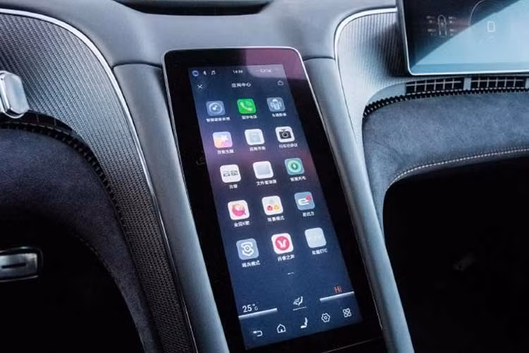 Với động cơ mạnh mẽ, siêu xe này có thể đạt tốc độ tối đa 496,22 km/h. Bên cạnh đó là pin Blade tiêu chuẩn đường đua hỗ trợ khả năng xả điện siêu cao 30C cùng hiệu suất tản nhiệt ấn tượng. 4 bánh xe đều sử dụng lốp bán trơn hiệu suất cao GitiSport e·GTR2 PRO do Yangwang và Giti phát triển riêng, được thiết kế để chịu được tốc độ tối đa lên tới 500 km/h.