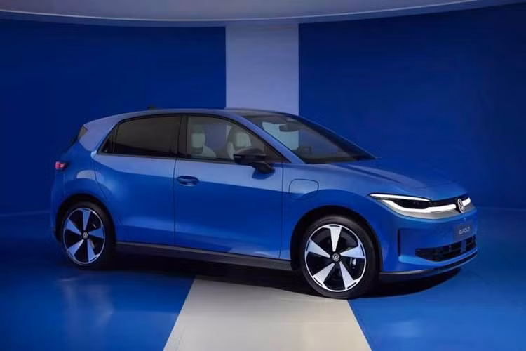 Được xây dựng trên nền tảng khung gầm MEB+ hoàn toàn mới, Volkswagen ID. Polo 2026 không chỉ đơn thuần là phiên bản điện hóa của dòng Polo biểu tượng mà còn đại diện cho ngôn ngữ thiết kế "Pure Positive" thế hệ mới. Với sự xuất hiện của ID. Polo, Volkswagen đang hiện thực hóa mục tiêu phổ cập xe điện tại thị trường châu Âu bằng một sản phẩm cân bằng giữa kích thước nhỏ gọn và không gian sử dụng tối ưu.