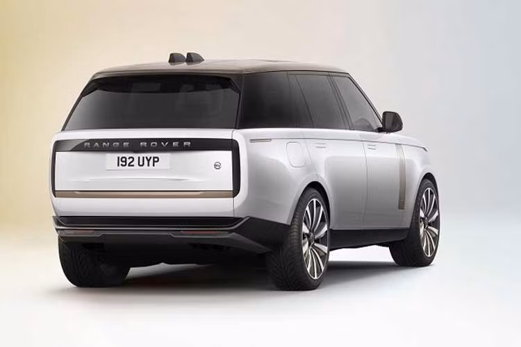 Đúng như dự đoán, SV Ultra được phát triển trên nền tảng của Range Rover LWB 4 chỗ. Thân xe sử dụng màu sơn bạc Titan Silver độc quyền, kết hợp các hạt nhôm cùng quy trình hoàn thiện nhằm tạo hiệu ứng kim loại lỏng. Màu sơn mới đi kèm các chi tiết bạc crôm ở phần đầu xe.