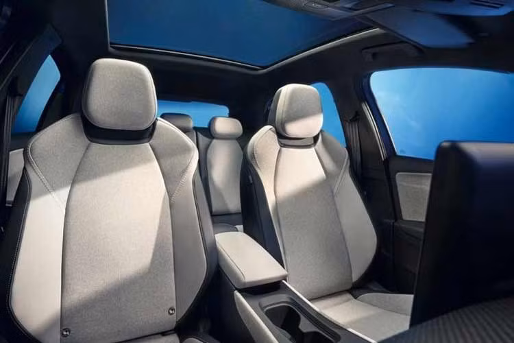 Đặc biệt, xe còn sở hữu tính năng V2L, cho phép cung cấp điện năng trực tiếp cho các thiết bị gia dụng thông qua cổng sạc 230V. Nhà sản xuất phân chia sản phẩm thành ba biến thể chính nhằm tiếp cận nhiều nhóm đối tượng khách hàng. Phiên bản tiêu chuẩn ID. Polo Trend tập trung vào tính thực dụng với đèn pha LED và hệ thống sạc nhanh DC 90 kW.