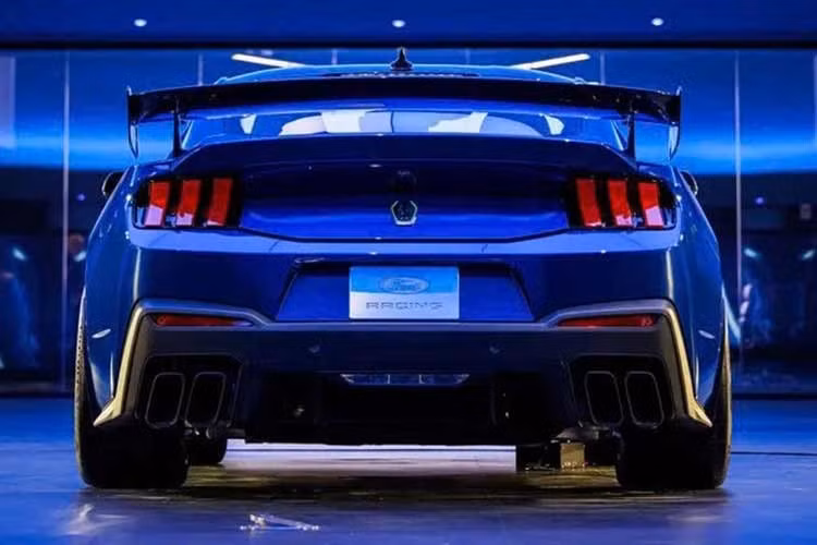 Về giá bán, tại thị trường Bắc Mỹ, Ford Mustang Dark Horse SC 2026 có mức khởi điểm từ 108.485 USD tương đương khoảng 2,85 tỷ đồng. Hiện hãng Ford đã mở nhận đặt hàng cho mẫu xe này, với những chiếc đầu tiên dự kiến được bàn giao tới khách hàng vào mùa hè năm 2026.