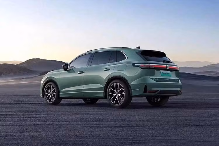 Trước đó không lâu, những hình ảnh chính thức của Volkswagen Tiguan L ePro dành cho thị trường Trung Quốc cũng đã được tung ra. Mẫu SUV này được áp dụng thiết kế ngoại thất mang phong cách xe năng lượng mới nhưng vẫn tiếp tục duy trì kiểu dáng của Tiguan L Pro thông thường. Thiết kế này tạo nên sự chuyển đổi về phong cách từ phiên bản động cơ đốt trong sang hybrid.