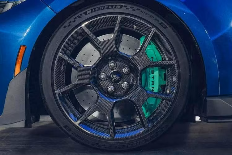 Khối động cơ “Predator” trên Dark Horse SC vốn đã quen thuộc khi từng xuất hiện trên Shelby GT500 và GTD. Việc tiếp tục sử dụng nền tảng này cho thấy Ford tập trung tối ưu hiệu suất dựa trên cấu hình đã được kiểm chứng.