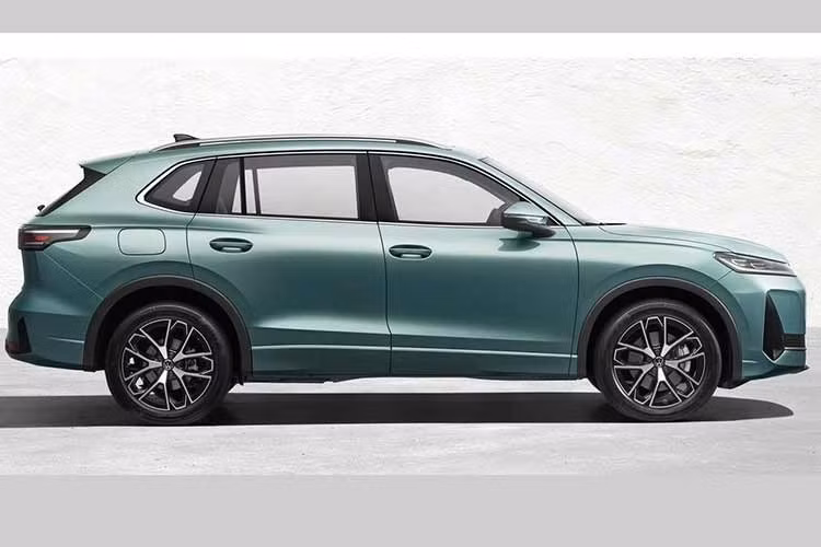 Tùy theo phiên bản, xe sẽ dùng mâm có kích thước 17 inch và 19 inch. Ở phía sau, Volkswagen Tiguan L ePro chủ yếu được tinh giản đồ họa bên trong cụm đèn hậu LED dạng xuyên suốt. Logo phát sáng ở trung tâm tạo sự đồng bộ với phần đầu xe. Biểu tượng “ePRO” ở bên phải cửa cốp cho thấy đây là phiên bản hybrid sạc điện của Volkswagen Tiguan L.