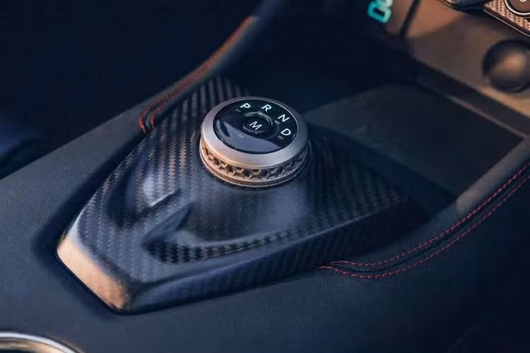 Đỉnh cao của dòng xe này là bản Track Pack Special Edition giới hạn chỉ sản xuất trong năm 2026, có giá 170.970 USD (hơn 4,4 tỷ đồng). Phiên bản này được bổ sung gói ngoại thất carbon fiber, nội thất da Solar Red độc quyền và đồ họa sơn đặc biệt trên nắp capo.