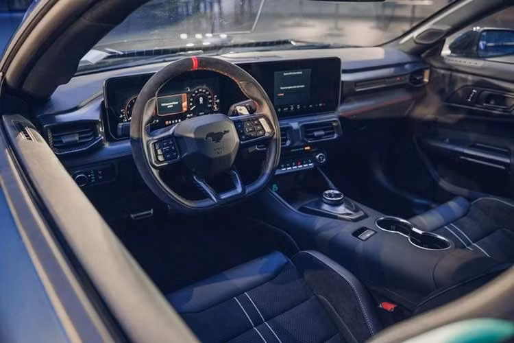 Nếu muốn trải nghiệm hiệu năng track thực thụ của Dark Horse SC, các khách hàng của Ford có thể chọn gói Track Pack với mức giá cộng thêm 36.500 USD (hơn 957 triệu đồng), đẩy tổng giá trị xe lên 139.990 USD (hơn 3,6 tỷ đồng).﻿