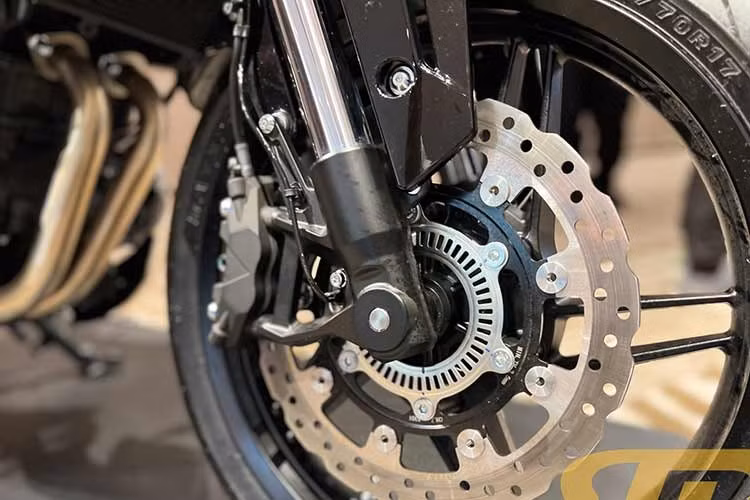 Hệ thống phanh gồm đĩa đơn trước sau, với heo 4 piston phía trước và 1 piston phía sau, đi kèm ABS 2 kênh tiêu chuẩn. Không phải cấu hình quá cao cấp, nhưng đủ để tạo cảm giác an toàn hơn khi vận hành.