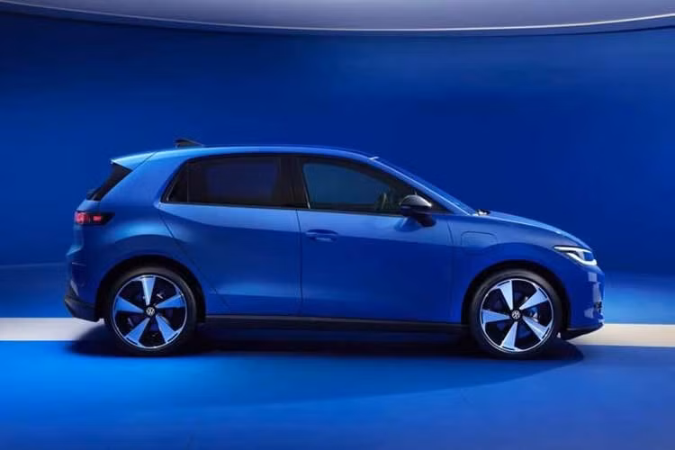 Volkswagen ID. Polo chạy điện sở hữu các thông số kích thước dài x rộng x cao lần lượt là 4.053 x 1.816 x 1.530 mm cùng chiều dài cơ sở đạt 2.600 mm. Những chỉ số này giúp mẫu xe điện rộng rãi hơn đáng kể so với phiên bản chạy xăng truyền thống. Về diện mạo, xe mang đậm nét đặc trưng của Volkswagen với cụm đèn trước Matrix IQ.LIGHT LED và đèn hậu hiệu ứng 3D trên các bản cao cấp.