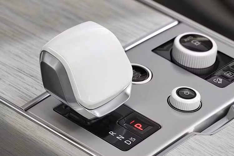 Một chi tiết đáng chú ý khác là lớp ốp gỗ mới làm từ cọ mây. Nhờ quy trình được cấp bằng sáng chế giúp giữ nguyên bề mặt lỗ mở tự nhiên, lớp ốp gỗ này được sơn màu trắng Orchid White và kéo dài từ mặt táp-lô tới bàn gập điện phía sau. Khi mua Range Rover SV Ultra, khách hàng có thể lựa chọn giữa động cơ xăng V8 truyền thống và hệ truyền động điện hóa.