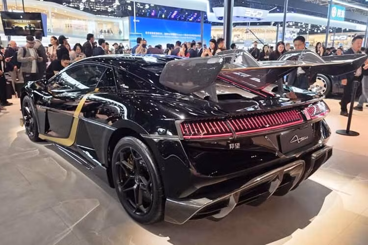 Các chi tiết trang trí màu vàng nhám tích hợp kỹ thuật sơn mài thủ công cấp quốc gia, trải qua hàng chục công đoạn thay thế quy trình sơn công nghiệp truyền thống, thể hiện rõ tinh thần thẩm mỹ phương Đông. Ngoài kỹ thuật sơn mài, khách hàng còn có thể lựa chọn các kỹ nghệ truyền thống như men Cloisonné thịnh hành thời nhà Minh hay gấm Vân Cẩm dệt chỉ vàng thật cho chiếc xe của mình.