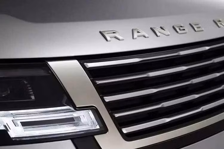 Trong khi đó, lưới tản nhiệt, khe gió bên sườn và ốp cửa cốp của Range Rover SV Ultra 2026 có những điểm nhấn màu Satin Platinum Atlas. Ngoài ra, xe còn sử dụng bộ mâm hợp kim 23 inch phối hai tông màu đồng bộ với ngoại thất.