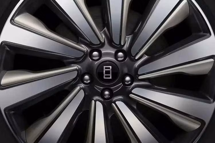 Điểm nhấn lớn nhất là của Range Rover SV Ultra là hệ thống âm thanh SV Electrostatic Sound được phát triển nhằm biến khoang nội thất thành một “phòng hòa nhạc”, nơi mọi hành khách đều ở vị trí trung tâm của sân khấu. Đây là hệ thống âm thanh tinh vi nhất từng được trang bị trên một mẫu xe Range Rover và sẽ là tùy chọn cho mọi phiên bản SV, bao gồm cả Ultra mới.
