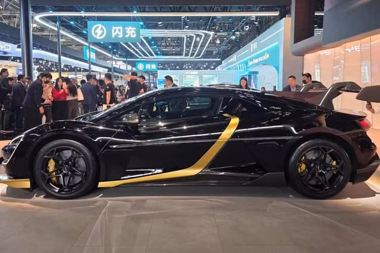 Về ngoại hình, Yangwang U9 Xtreme còn được nâng tầm nhờ các kỹ thuật thủ công phi vật thể và tính khan hiếm do cá nhân hóa mang lại. Toàn bộ lớp sơn xe không phải loại thông thường mà được pha thêm bột vàng kích thước micromet độc quyền. ​