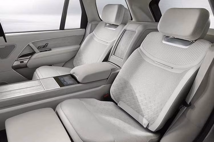 Nội thất xe Range Rover SV Ultra loại bỏ hoàn toàn chất liệu da. Thay vào đó, xe sử dụng nỉ Ultrafabrics màu trắng Orchid White và xám Cinder Grey. Ghế ngồi được khắc laser với họa tiết mosaic cùng các lỗ đục siêu nhỏ giúp che giấu hệ thống âm thanh bên trong.