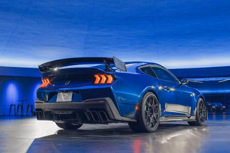 Theo Blue Oval, “Ngựa hoang” Ford Mustang Dark Horse SC 2026 được trang bị động cơ V8 dung tích 5.2L siêu nạp (supercharged), cho công suất tối đa 795 mã lực và mô-men xoắn cực đại 895 Nm.
