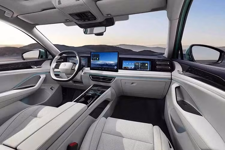 Volkswagen Tiguan L ePro sở hữu kích thước dài x rộng x cao lần lượt là 4.744 x 1.842 x 1.684 mm và chiều dài cơ sở 2.791 mm. Tuy có chiều dài cơ sở lớn hơn các mẫu SUV cỡ C truyền thống nhưng xe chỉ được trang bị nội thất 5 chỗ ngồi. Bên trong khoang lái, Tiguan L ePro giữ nguyên bố cục nội thất cơ bản của Tiguan L Pro với các nâng cấp tập trung vào trải nghiệm điều khiển và trang bị.