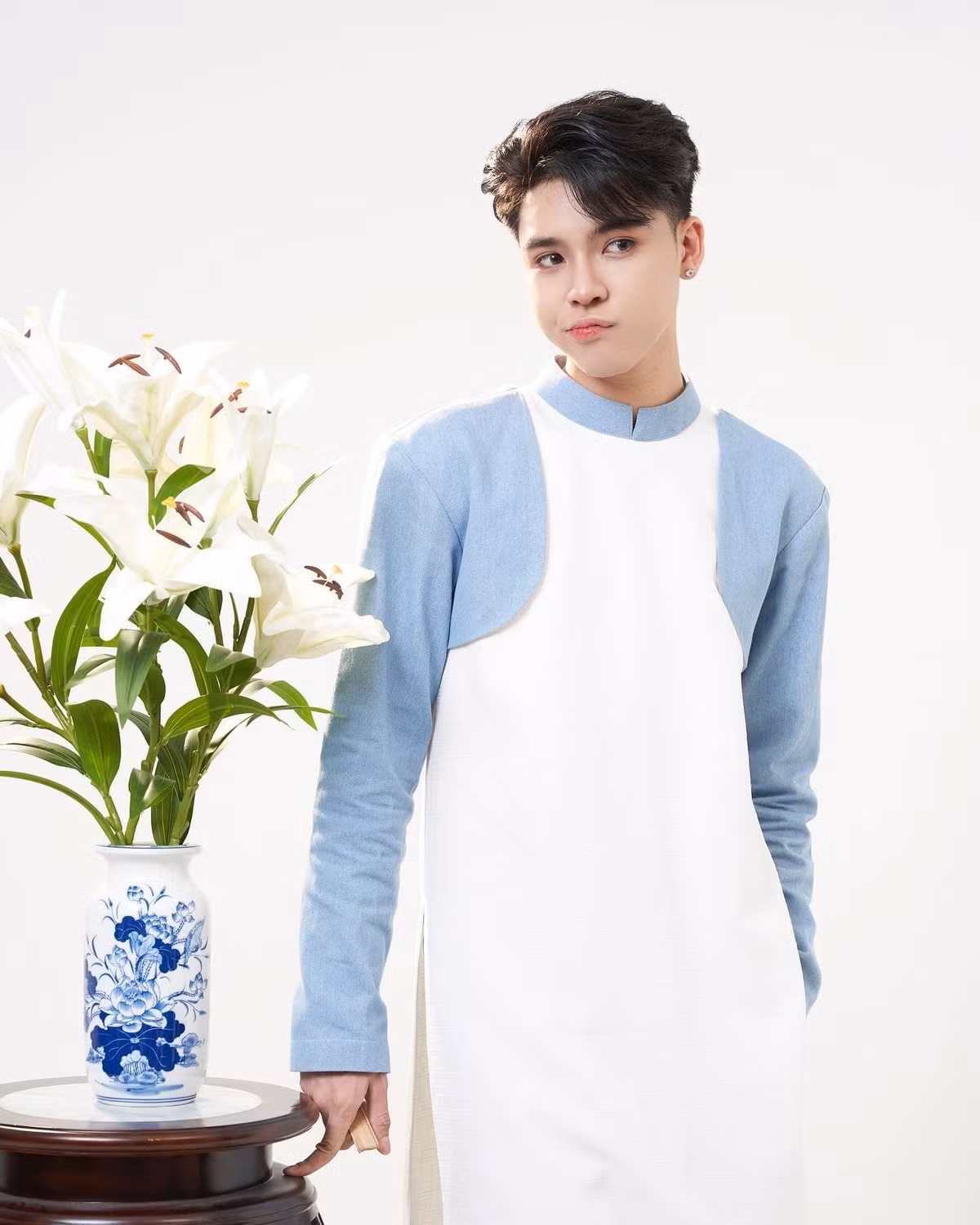 Sau đó, Huỳnh Khánh Đông cho biết anh chưa thể đi da liễu vì cuối tuần. May mắn dấu hiệu kích ứng giảm dần nhờ bôi thuốc.