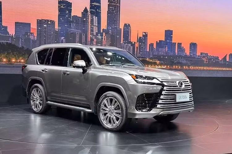Lexus LX 700h ﻿Vào cuối tháng 7/2025 vừa qua, Lexus đã giới thiệu LX 700h tại Triển lãm Ô tô quốc tế Indonesia (GIIAS), đánh dấu lần đầu tiên mẫu SUV sang cỡ lớn này xuất hiện tại Đông Nam Á. Nhiều khả năng, LX 700h sẽ được đưa về Việt Nam vào cuối năm nay, mang tới lựa chọn mới cho nhóm khách hàng cao cấp.