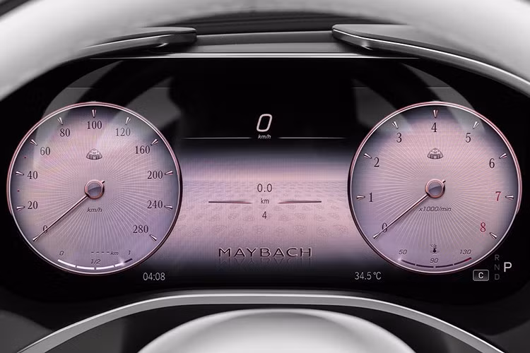 Bên trong, Mercedes-Maybach SL 680 Monogram Series 2026 có ghế bọc da Nappa, bảng điều khiển trung tâm và ốp cửa, màn hình trung tâm điều chỉnh điện với các hình ảnh động và chủ đề khởi động cụ thể, cụm đồng hồ kỹ thuật số, vô lăng đặc trưng, ngưỡng cửa có đèn nền chào đón người dùng, bàn đạp bằng thép không gỉ...