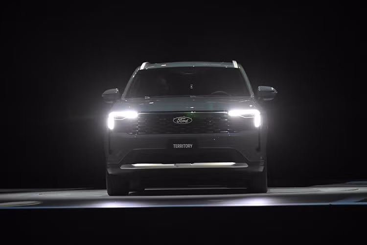 Thay đổi lớn trong thiết kế Ford Territory 2025 đến từ phần đầu xe với lưới tản nhiệt mở rộng sang hai bên với họa tiết lưới tổ ong. Đi kèm cụm đèn pha LED projector thiết kế mới với dải đèn LED ban ngày tạo hình L-Shaped hiện đại hơn.