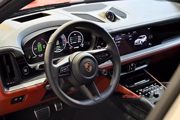 Là người đam mê cảm giác lái, chủ nhân của chiếc Porsche Cayenne Turbo S E-Hybrid mới ưu tiên lựa chọn các trang bị nâng cao khả năng vận hành hơn là tập trung vào tiện ích giải trí hay màu sắc nội thất.