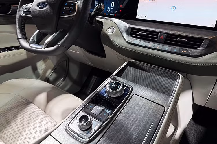 Ngoài ra, lần đầu tiên Ford Territory được trang bị FordPass, nền tảng kết nối thông minh giúp chủ xe có thể điều khiển từ xa các tính năng như khóa/mở xe từ xa, lên lịch khởi động xe tự làm ấm hoặc mát khoang lái, kiểm tra mức nhiên liệu và nhận thông báo tình trang xe thông qua qua điện thoại thông minh.