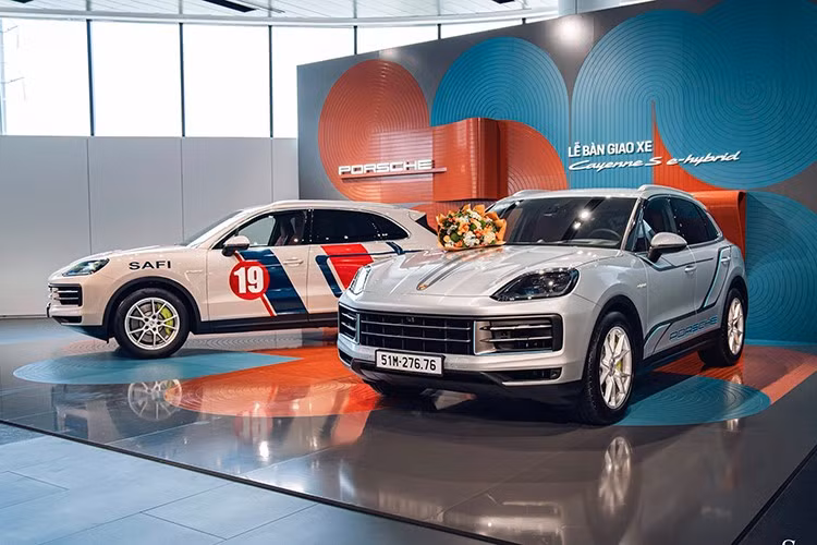 Theo đó, một trong hai chiếc Porsche Cayenne S E-Hybrid 2025 mới về Việt Nam này đã được bàn giao cho anh Nguyễn Hoàng Anh. Đây cũng chính là chủ nhân đầu tiên của chiếc 911 Dakar tại Việt Nam.