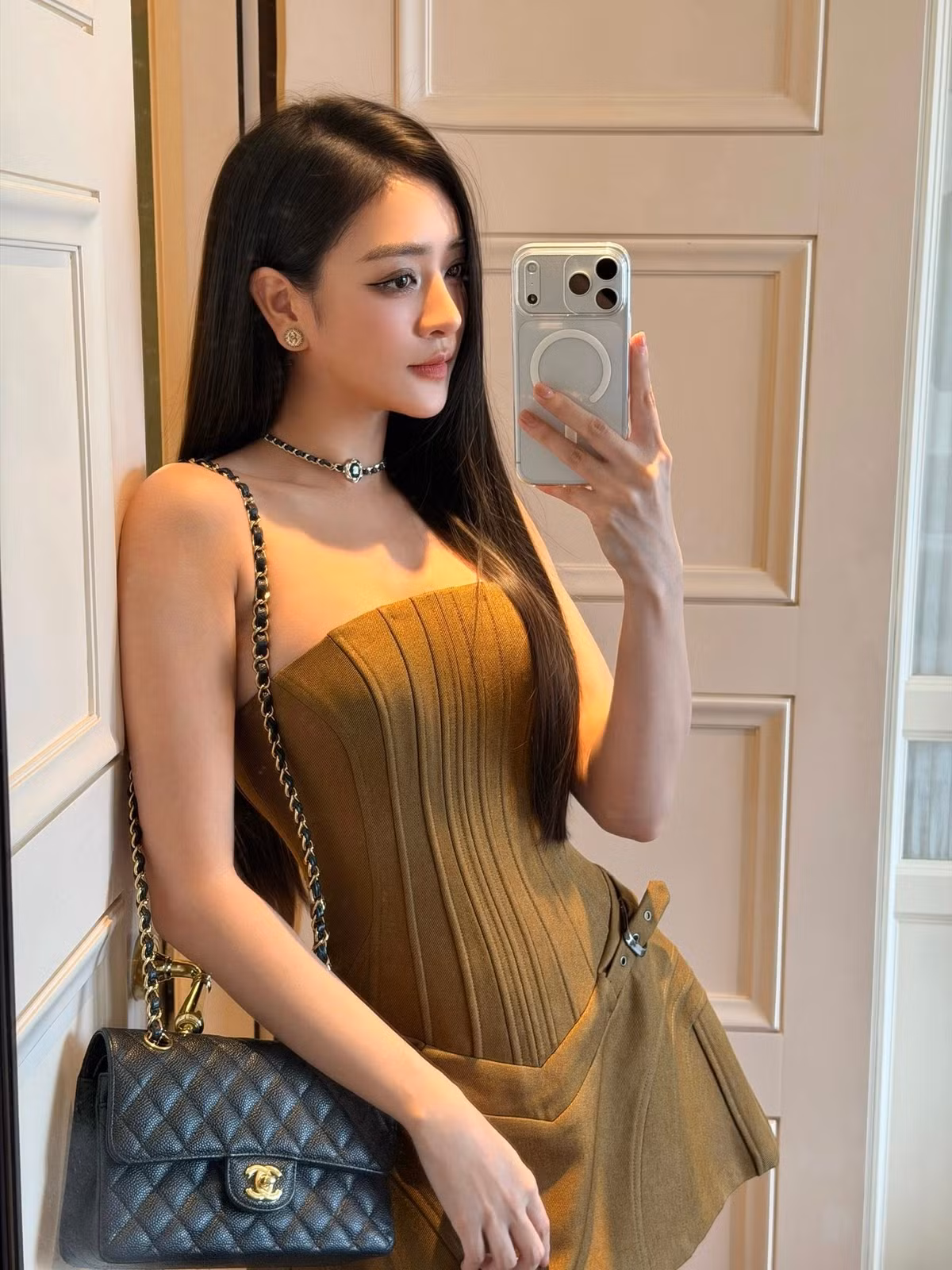 Ngoài ra, Giang Phạm cũng khiến dân tình trầm trồ vì có cuộc sống sang chảnh, check-in nhiều nơi đắt tiền và có niềm đam mê lớn với đồ hiệu.