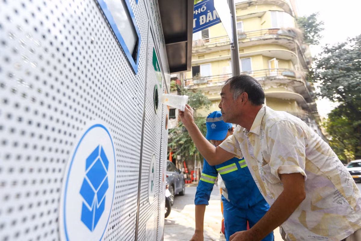 Mỗi điểm HUB có các ngăn tiếp nhận những nhóm vật liệu tái chế phổ biến như giấy, bìa carton, nhựa và kim loại, cùng ngăn riêng dành cho pin đã qua sử dụng. Hệ thống được tích hợp mã QR và mã định danh để hỗ trợ tra cứu thông tin, quản lý điểm tiếp nhận và theo dõi dữ liệu về lượng vật liệu thu hồi. Các loại chất thải không thuộc danh mục tiếp nhận cần được xử lý theo hướng dẫn phù hợp, không đưa vào HUB tùy tiện.