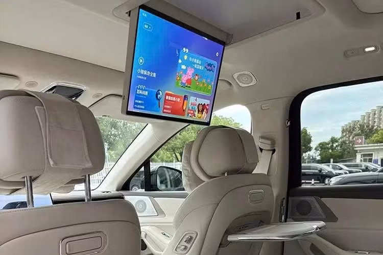 Ở bản cao cấp nhất, xe có thêm các tính năng như bộ mâm 21 inch, cửa cốp đóng mở chỉnh điện, hệ thống căng dây đai an toàn chủ động, màn hình 17,3 inch dành cho hàng ghế thứ hai và ghế phụ lái phía trước kiểu không trọng lực với bệ đỡ chân có thể điều chỉnh.
