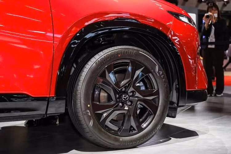 Theo Mazda, nhóm khách hàng đặt mua CX-5 mới khá đa dạng, trải dài từ những người mua xe lần đầu cho tới nhóm khách hàng lớn tuổi. Điều này cho thấy mẫu SUV này vẫn giữ được sức hấp dẫn rộng rãi nhờ sự cân bằng giữa thiết kế, công nghệ và tính thực dụng. Đáng chú ý, phần lớn người mua đang ưu tiên các phiên bản cao cấp.