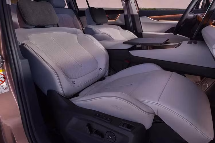 Mẫu SUV này có cấu hình 5 hoặc 7 chỗ, đi kèm nhiều tiện nghi cao cấp như hệ thống âm thanh Sonos 16 loa, sạc không dây chuẩn Qi2 công suất 25W và gói Relax Package với ghế trước dạng lounge tích hợp massage, thông gió và đệm đỡ chân.