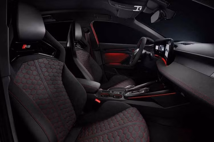Đối với các phiên bản hybrid sạc điện (PHEV), xe có công suất lần lượt 201 mã lực và 268 mã lực, cùng phạm vi di chuyển thuần điện lên tới 143 km theo chu trình WLTP.