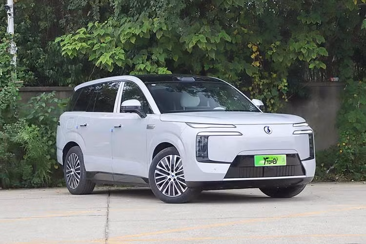 Thương hiệu cao cấp của BYD là Denza đã tung ra phiên bản nâng cấp của mẫu SUV cỡ lớn N8L 2027 tại Trung Quốc. Bản cập nhật này đã được nâng phạm vi hoạt động thuần điện và bổ sung công nghệ sạc siêu nhanh. Tại thị trường Trung Quốc, BYD Denza N8L 2027 có hai phiên bản với giá bán từ 319.800-349.800 Nhân dân tệ (tương đương 1,119-1,224 tỷ đồng).