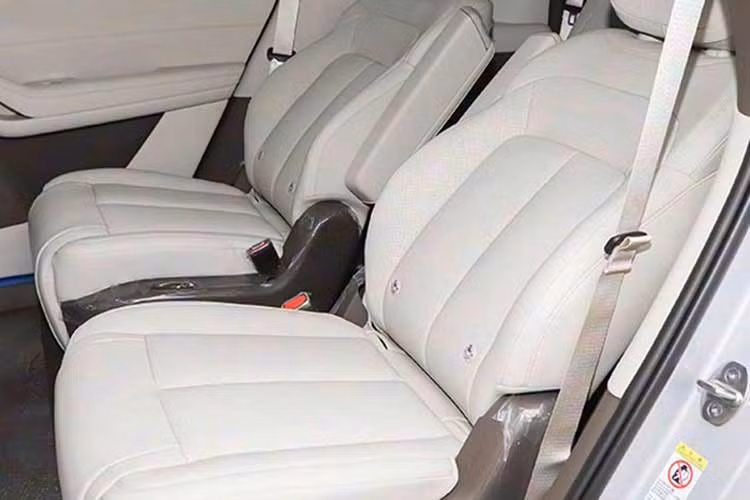 Ngoài ra, xe còn được trang bị hệ thống đa màn hình liên kết và trợ lý siêu thông minh "Didi Xia". Hệ thống này có khả năng chủ động dự đoán nhu cầu, ghi nhớ sở thích của người dùng và mang đến trải nghiệm đồng hành có khả năng học hỏi theo thời gian.