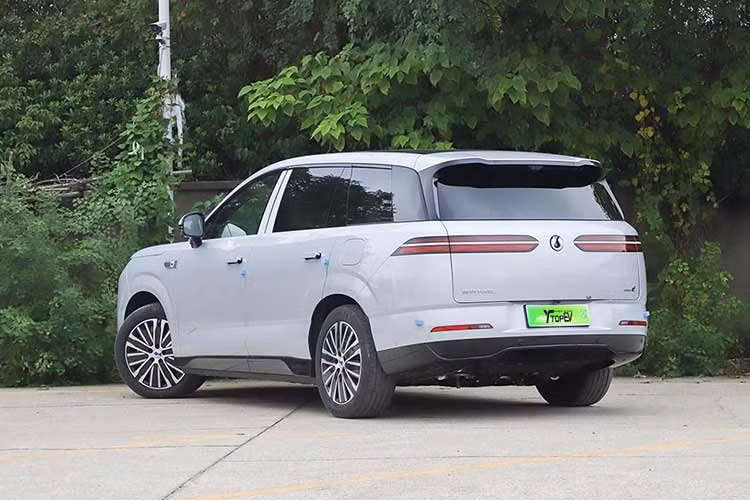 Mẫu xe này cũng được trang bị hệ thống treo chủ động DiSus-A của BYD và hệ thống đánh lái bánh sau có góc quay 10 độ, giúp bán kính quay đầu giảm xuống còn 4,58 m. Hệ thống hỗ trợ lái sử dụng nền tảng DiPilot 300 của hãng, kết hợp một cảm biến LiDAR gắn trên nóc xe với 3 radar sóng mmWave và 7 camera cảm biến.