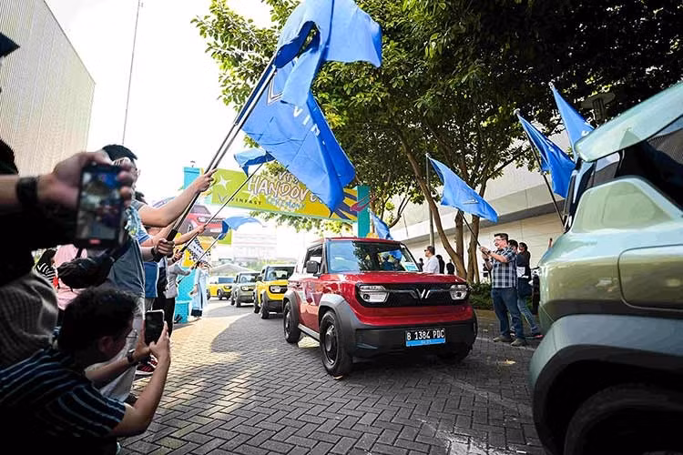 Sự xuất hiện của VF3 trong lực lượng công quyền tịn Phillipines và Idoneisa cho thấy mẫu xe điện mini của VinFast đang dần mở rộng phạm vi sử dụng vượt ra ngoài nhu cầu cá nhân. Những con số này cho thấy sức hút ngày càng lớn của VF3, đồng thời phản ánh tham vọng mở rộng dấu ấn của VinFast tại thị trường quốc tế.