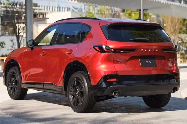 Ở thời điểm hiện tại, CX-5 mới tại Nhật Bản chỉ được trang bị động cơ xăng 2.5L e-SkyActiv mild-hybrid, kết hợp hộp số tự động 6 cấp, cùng tùy chọn dẫn động cầu trước hoặc AWD. Mẫu SUV này có giá bán từ 3,3 triệu yên (khoảng 20.400 USD) và cao nhất 4,306 triệu yên (tương đương 26.700 USD) cho phiên bản cao cấp nhất.