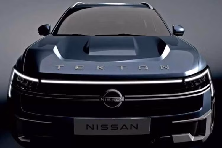 Theo Nissan, ngôn ngữ thiết kế này phù hợp với định hướng xây dựng Tekton trở thành mẫu SUV mang phong cách phiêu lưu và đa dụng trong phân khúc. Những hình ảnh teaser được công bố trước đó cùng những nguyên mẫu chạy thử cho thấy Tekton sở hữu thân xe theo phong cách hình hộp với các đường nét vuông vức. Xe có trần xe phẳng, thanh giá nóc tích hợp, vòm bánh xe cỡ lớn và cụm đèn hậu nối liền phía sau.