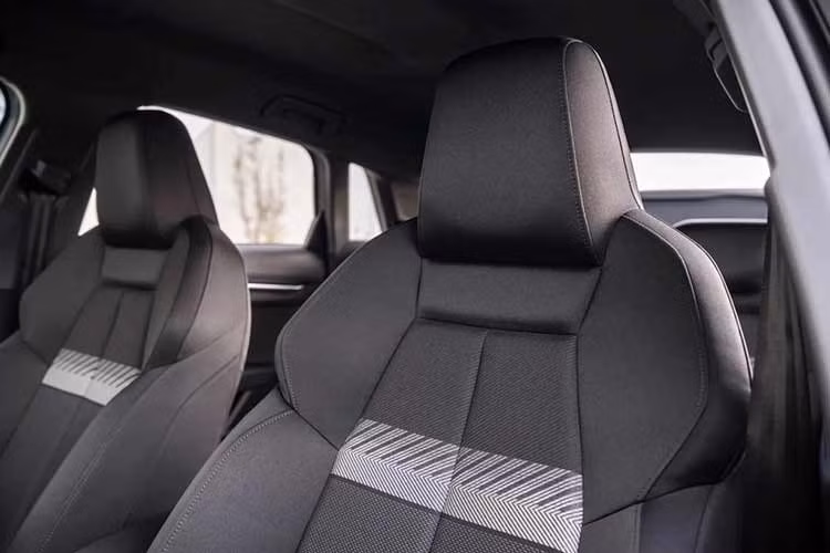 Đáng chú ý nhất trong số các tính năng mới là hệ thống kiểm soát hành trình thích ứng Adaptive Cruise Assist Plus, có khả năng kiểm soát cả chuyển động dọc và ngang của xe ở tốc độ lên tới 210 km/h, giúp xe duy trì làn đường và khoảng cách với phương tiện phía trước mà cần ít sự can thiệp hơn từ người lái.