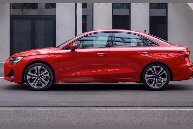 Thay đổi đáng chú ý nhất nằm ngay trung tâm của mặt táp-lô. Tại đây, Audi đã loại bỏ bố cục 2 màn hình cũ để chuyển sang 1 màn hình cong liền khối lấy từ Q3 mới. Màn hình này là sự kết hợp của bảng đồng hồ kỹ thuật số 11,9 inch và màn hình cảm ứng trung tâm 12,8 inch. Màn hình được thiết kế hướng về phía người lái và đặt phía trên một dải đèn viền.