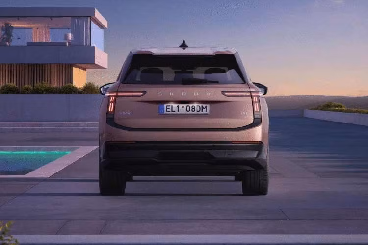 Phần đầu xe SUV Skoda Peaq 2027 mới nổi bật với cụm đèn LED tạo hình chữ T đặc trưng, kết hợp mặt ca-lăng kín “Tech-Deck Face” sơn đen bóng cùng các chi tiết khí động học được tinh chỉnh nhằm tối ưu hiệu suất vận hành.