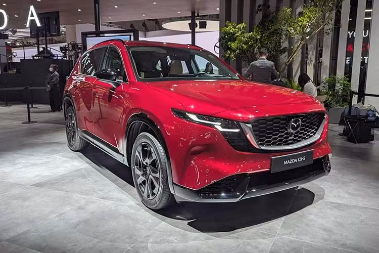 Theo kế hoạch, hãng xe Mazda chỉ kỳ vọng doanh số khoảng 2.000 xe mỗi tháng cho CX-5 mới tại thị trường Nhật Bản. Tuy nhiên, kết quả thực tế đã vượt xa dự đoán, cho thấy sức hấp dẫn mạnh mẽ của thế hệ thứ ba – mẫu xe được kỳ vọng tiếp tục giữ vai trò chủ lực trong danh mục sản phẩm toàn cầu của hãng.